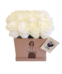 Caja Olivia De 16 Rosas Preservadas Blancas