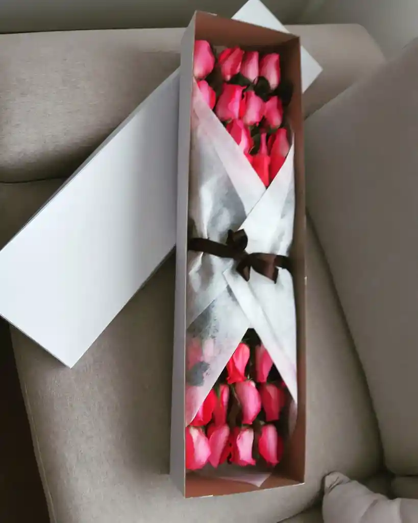 Caja Blanca De Rosas Fucsia