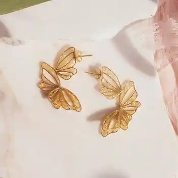 Aretes Candonga Medias Mariposas En Filigrana Dorado