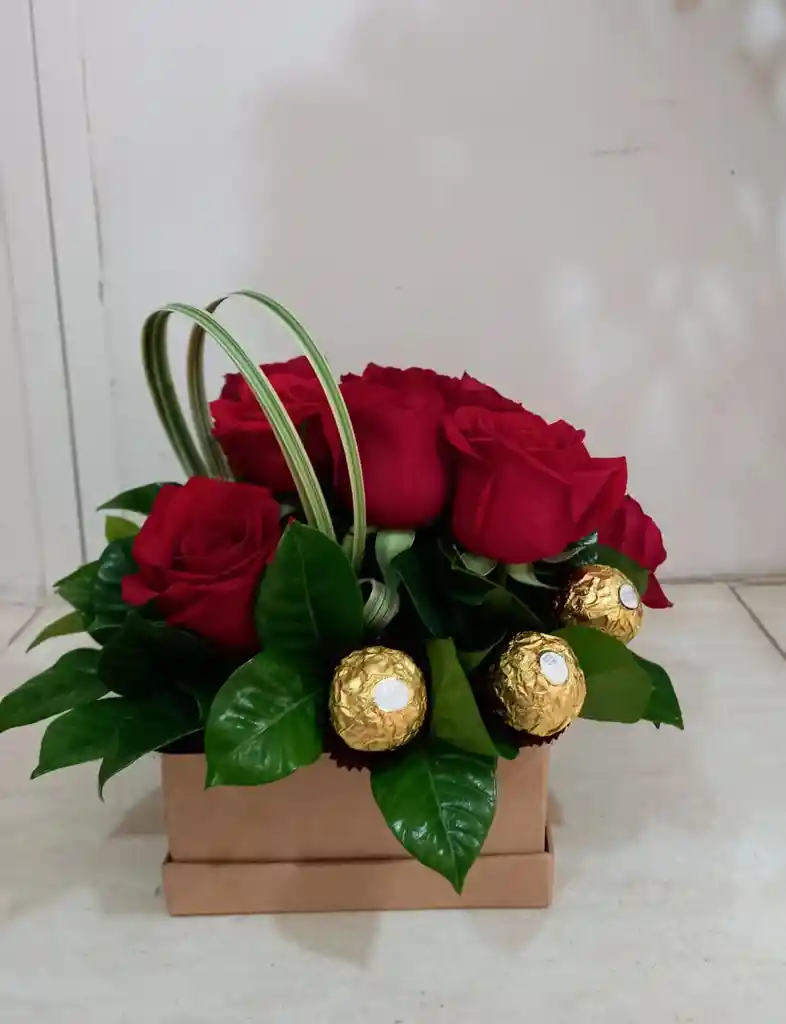 Caja Craft Con 6 Rosas De Exportación Y 3 Ferreros