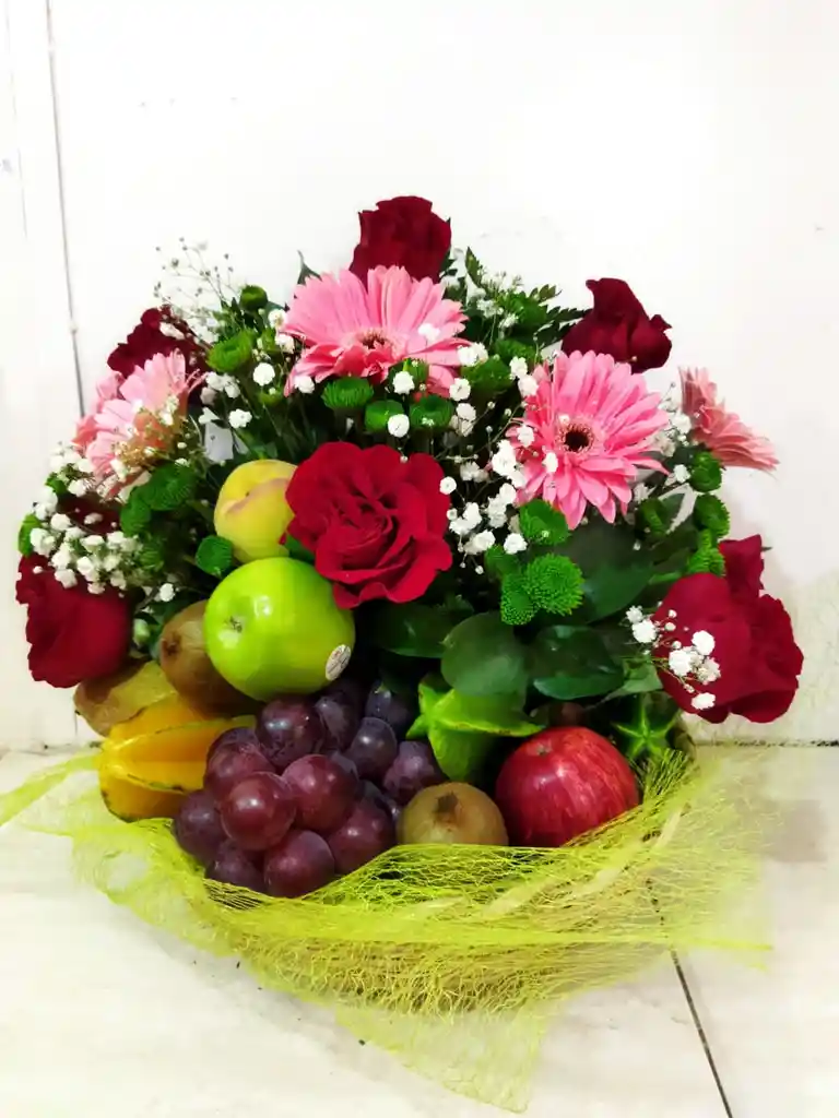 Frutero 8 Rosas 5 Gerberas Follajes Fruta 2 Manzanas 1 Kiwi 1 Uvas 2 Duraznos