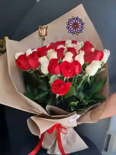 Bouquet Luxury Con 60 Tallos Rosa En Envoltura Elegante Y Una Rosa Boton De Oro