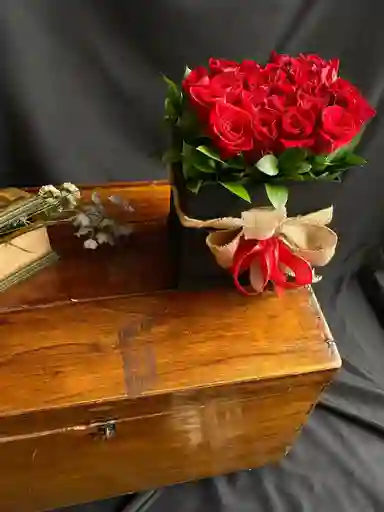 Caja Con Rosas Rojas