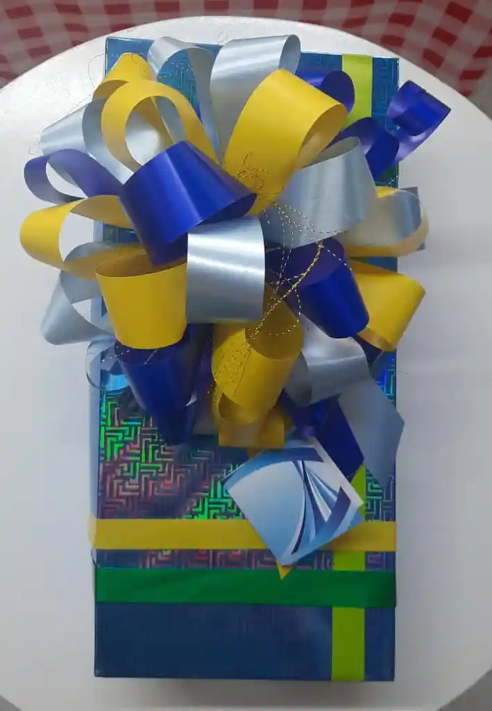Caja Regalo Matalizada Decorada Mediana