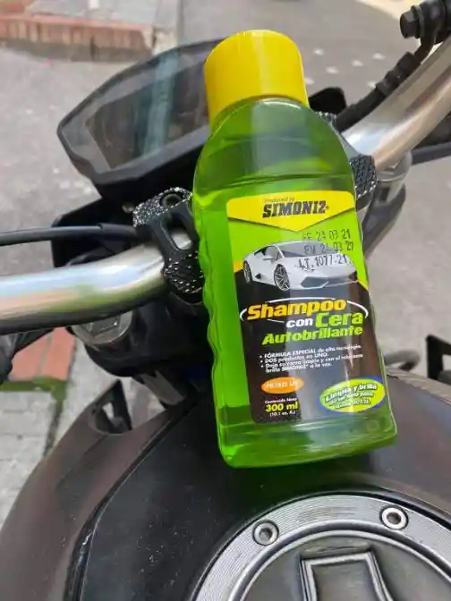 Simoniz Shampoo Concentrado Con Cera Auto-Brillante300Ml Espumoso 2 En 1 Multifuncional