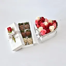 Caja Corazon De Rosas Rojas, Rosadas Y Blancas + Caja De 6 Fresas Premium Con Chocolate
