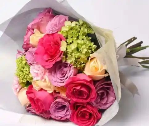 Rosas Lilas, Fucsias Y Salmon Con Hortensias