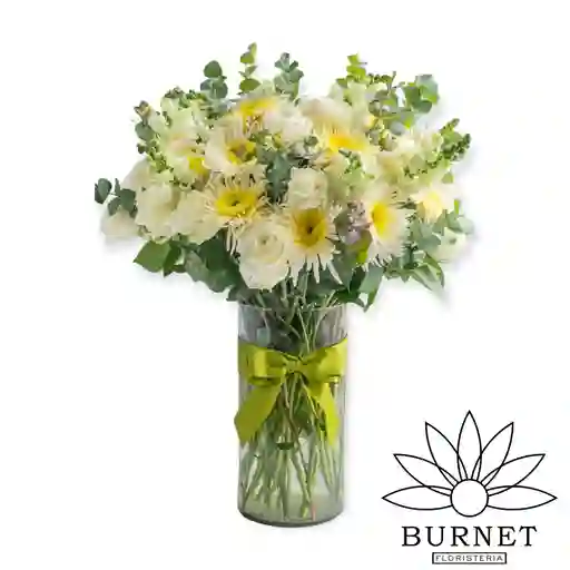 Rosas Blancas Con Flor Chirosa En Jarrón