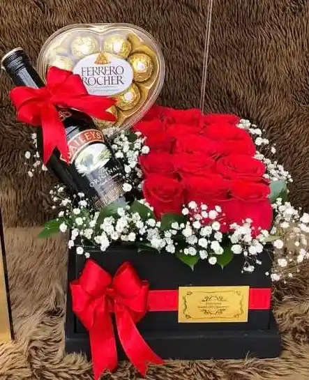 Caja En Rosas Rojas, Media De Bayles Y Ferrero De Corazon