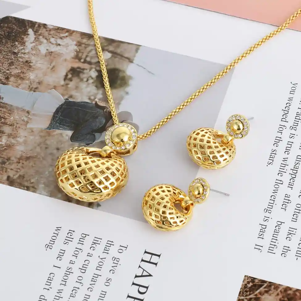Set De Aretes Y Collar Dorado