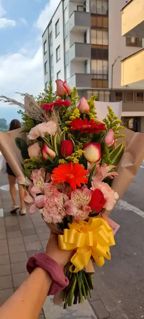 Bouquet De Rosas Y Gerberas