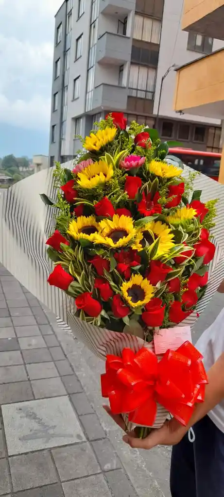 Bouquet De Rosas Y Girasoles