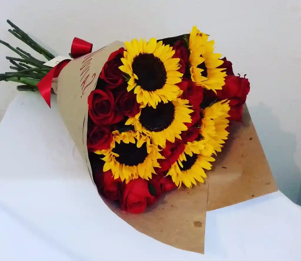 Bouquet Girasoles Y Rosas Aniversario Amor Cumpleaños Dia De La Mujer