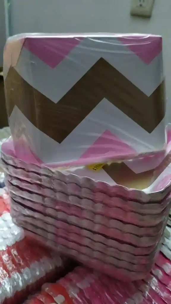 Platos Para Torta En Cartón Con Rayas Ancha De Color Rosado, Blanco Y Dorado Paq X 12 Platos.