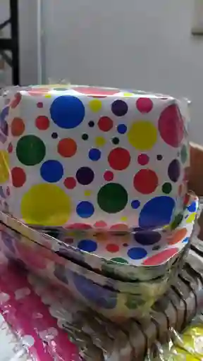 Platos Para Torta En Cartón Color Blanco Con Pepas Grande Y Pequeñas De Colores Paq X 12 Platos