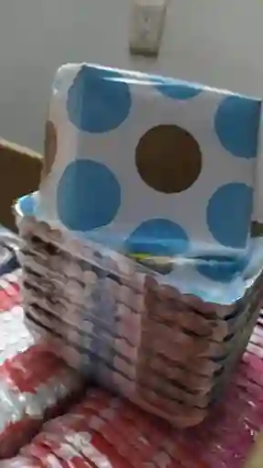Platos Para Torta En Cartón Color Blanco Con Pepas Grandes Azul Y Dorado Paq X 12 Platos