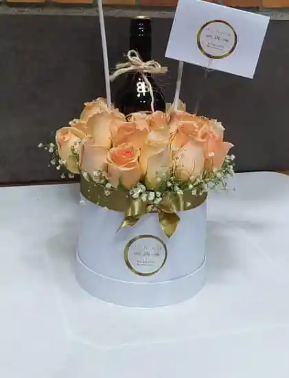 Caja De Rosas Con Bayleys Mediana