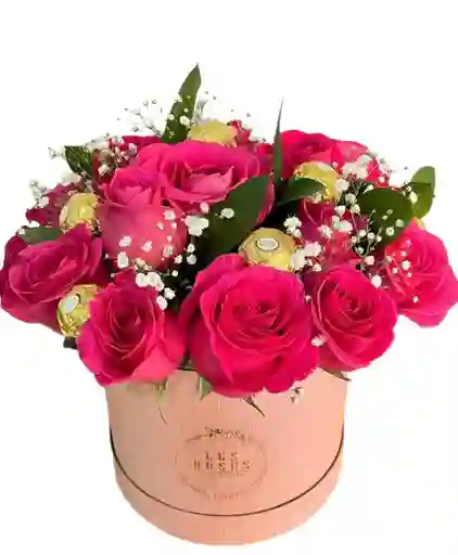 Flores De Rosas Rosadas Y Chocolates En Caja