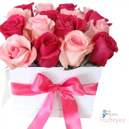 Rosas Fucsias Y Rosadas En Caja Cuadrada