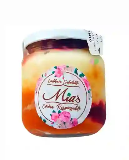 Bolo De Pote Pequeño Vainilla Fruto Rojos Con Arequipe Mias