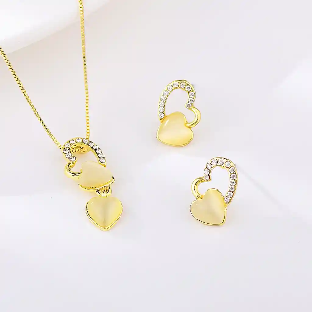 Set Collar Y Aretes Corazón Dorado Veramorest