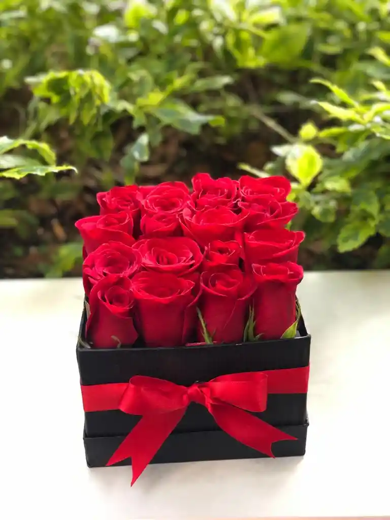 16 Rosas En Arreglo De Caja Decorado.