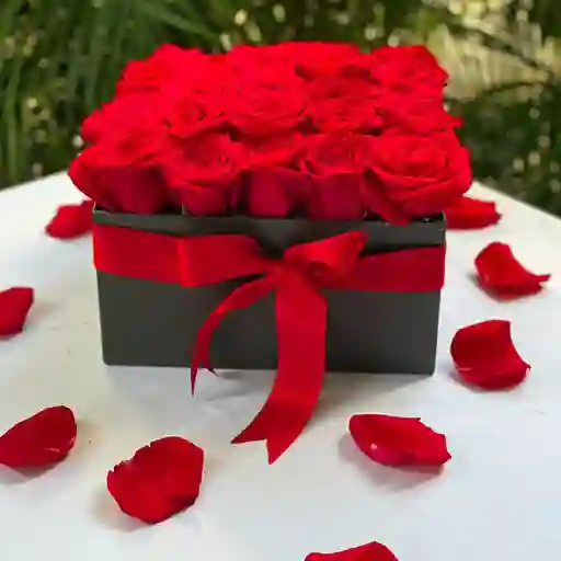 Caja De Rosas Rojas En Arreglo Floral