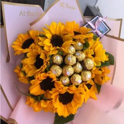 Bouquet De Girasoles Y Chocolates