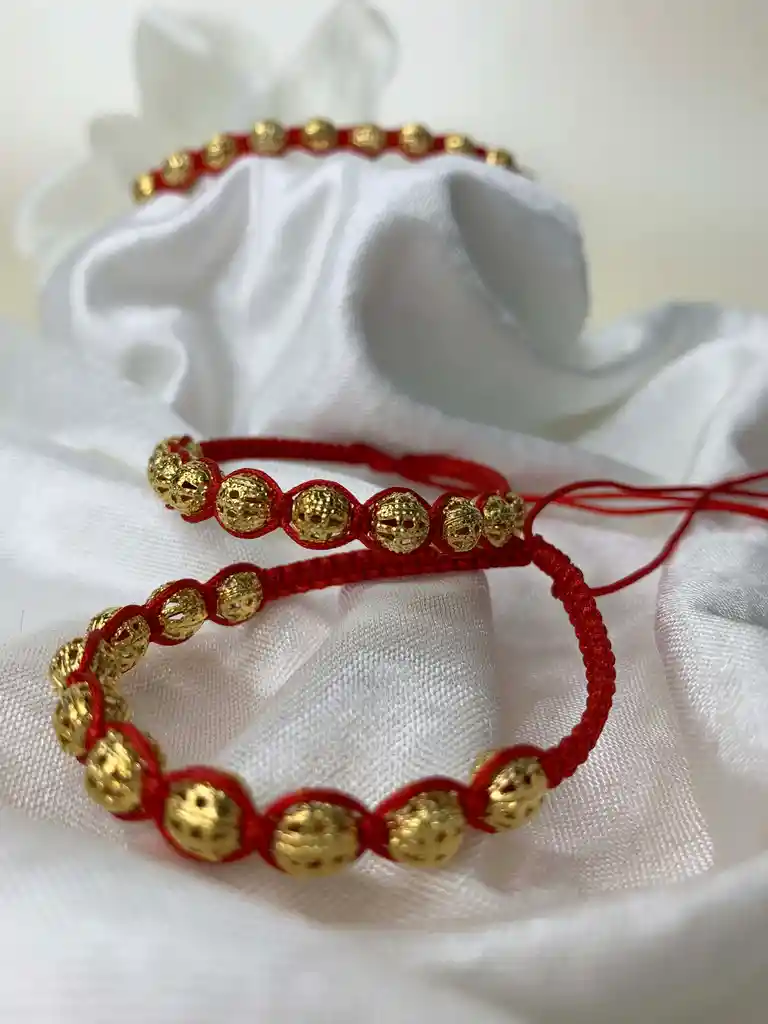 Pulsera Tejida Roja Bolitas En Oro Laminado