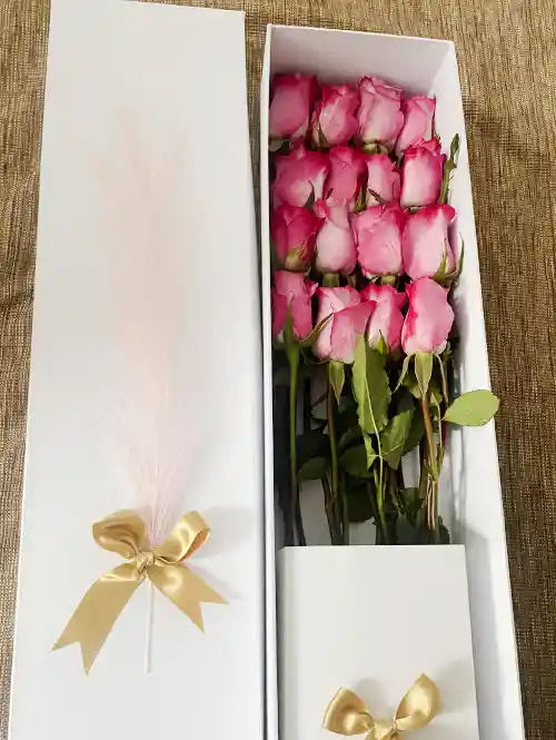 Caja Premium Blanca Por 16 Rosas Fucsias