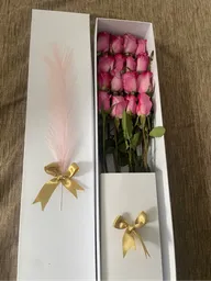 Caja Premium Blanca Por 16 Rosas Fucsias