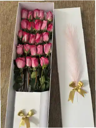 Caja Premium Blanca Por 24 Rosas Fucsia