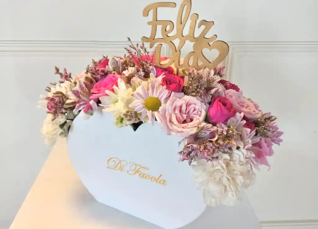 Caja De Flores Mixtas. Edicion Cartera Claveles, Rosas, Follaje, Astromelias, Pompones, Coqueta