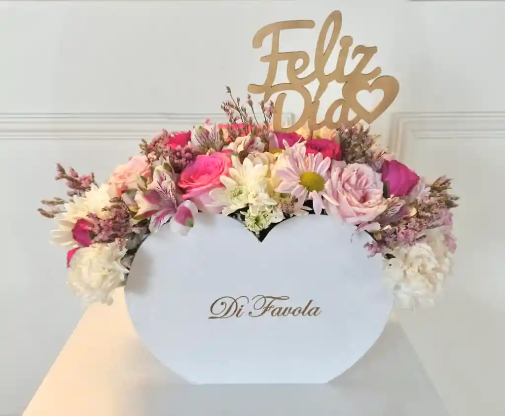 Caja De Flores Mixtas. Edicion Cartera Claveles, Rosas, Follaje, Astromelias, Pompones, Coqueta