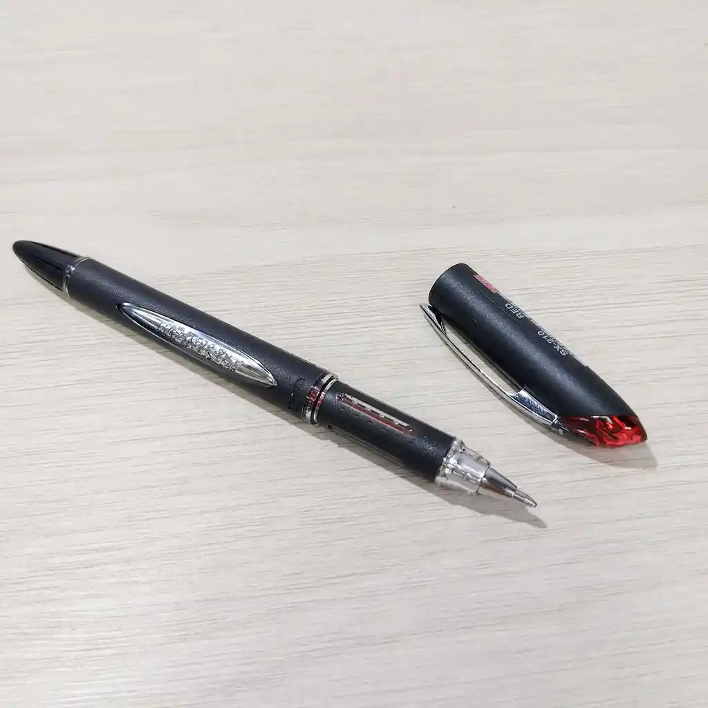   Uni Ball  Roller Pen 1.0 Mm Rojo. 