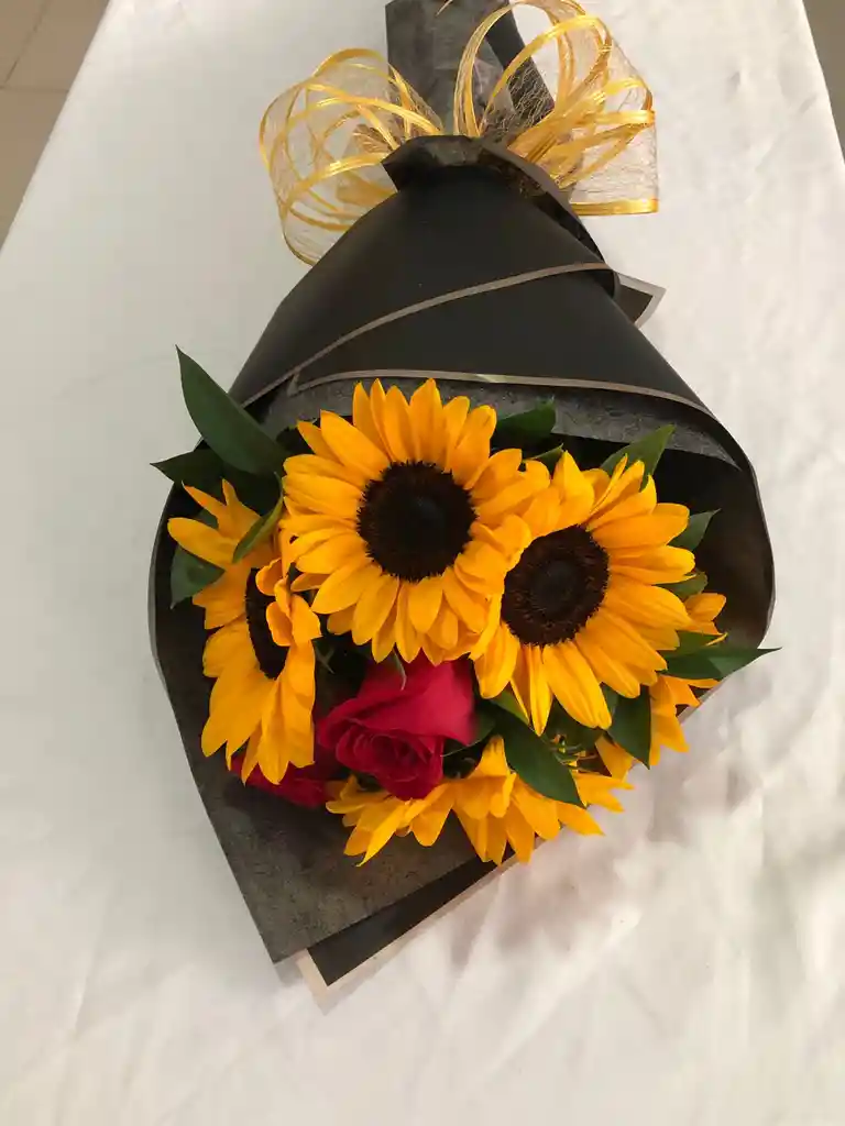 Bouquet En Girasoles Y Rosas