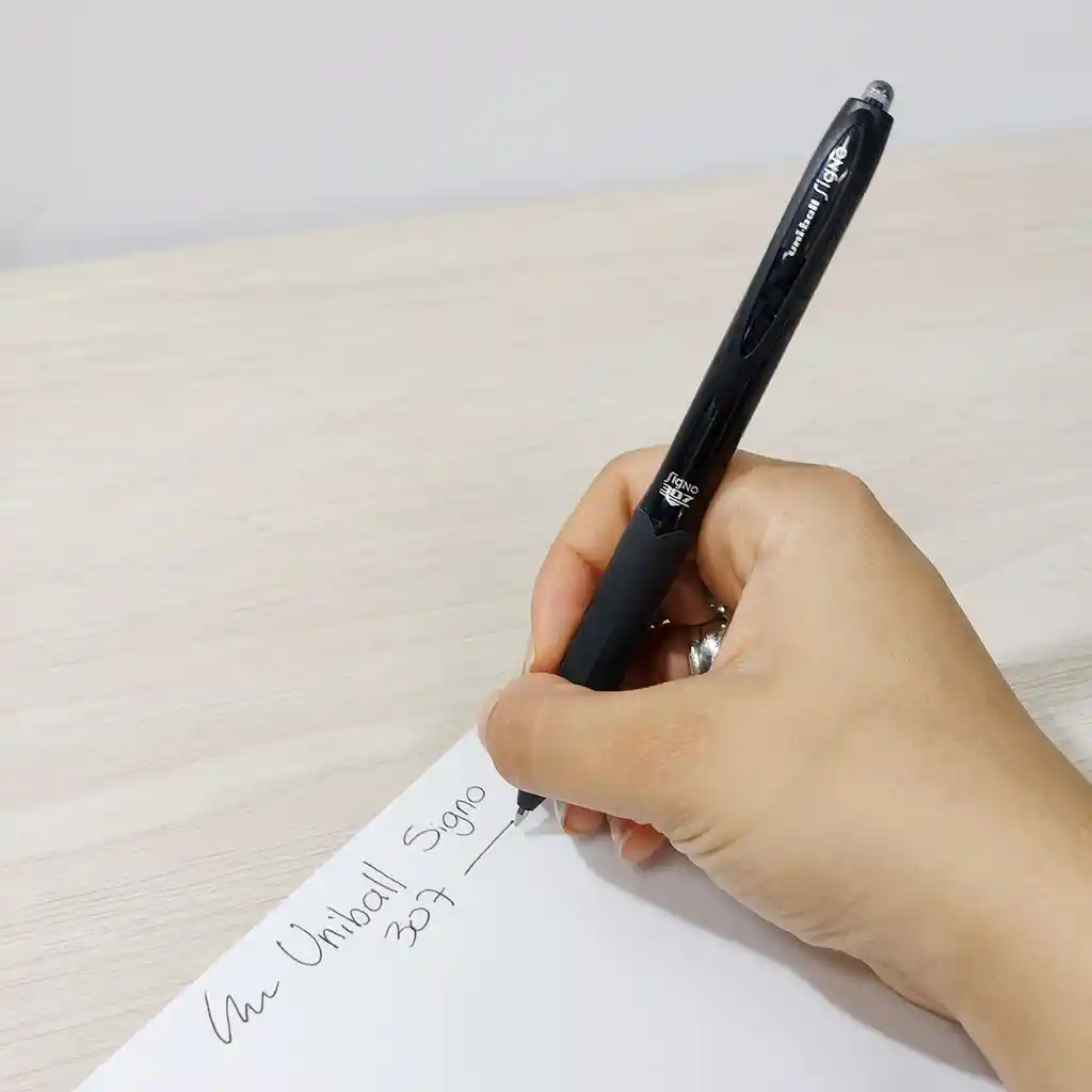  Boligrafo  Uni Ball  Roller Gel Ink Fine Retractil 0.7 Mm Negro. 