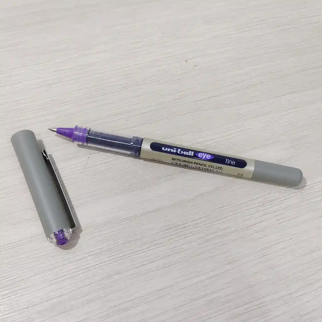  Boligrafo  Uni Ball  Eye Fine Violeta Con Tapa. Roller Tinta Liquida Trazo Fino De 0.7 Mm 