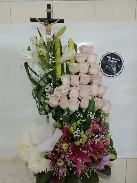 Arreglo Fúnebre En Rosa, Lirios Y Margaritas Con Cristo