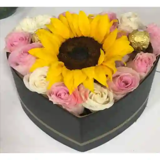 Corazon Rosas Y Girasol En Medio