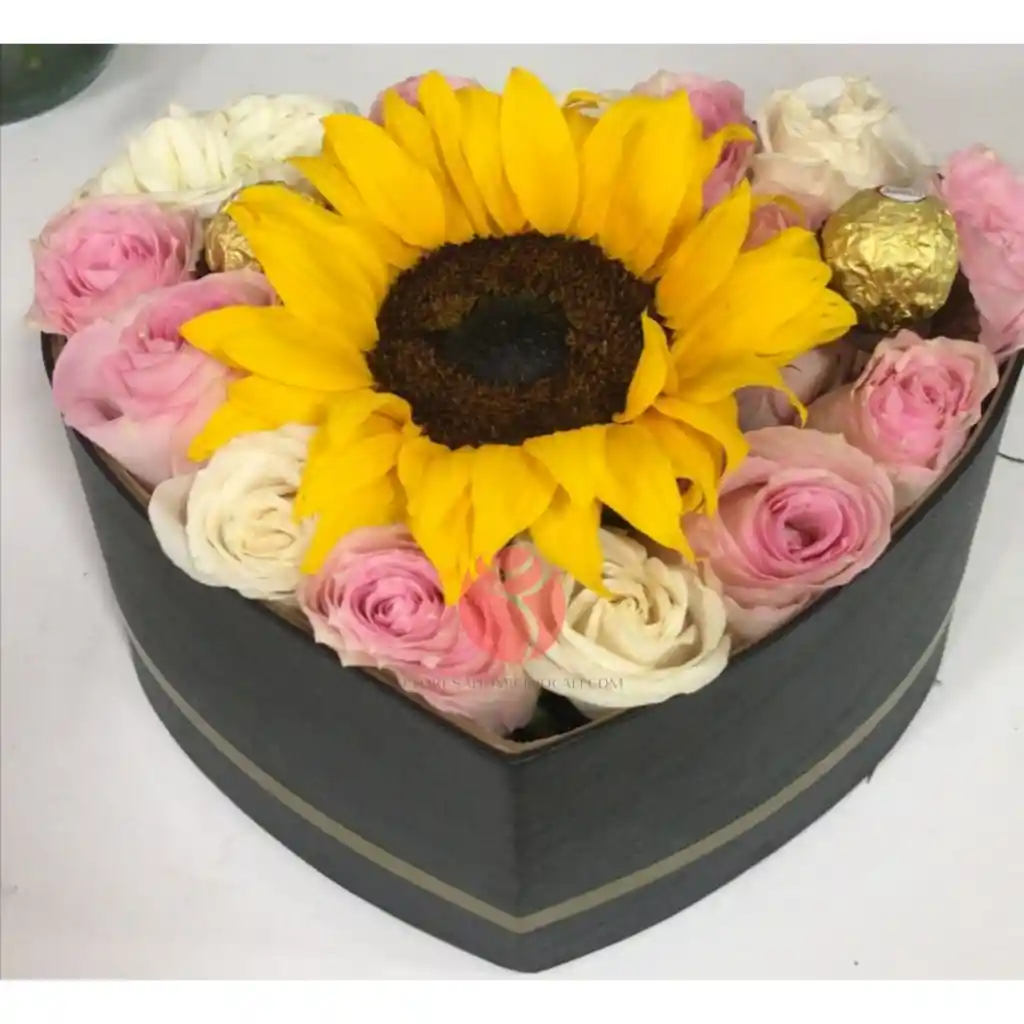 Corazon Rosas Y Girasol En Medio