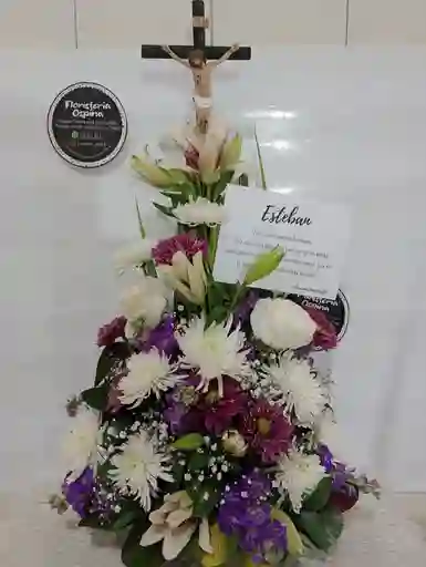 Arreglo Funebre Con Cristo, Rosas Y Lirios