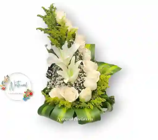 Arreglo De Rosas Blancas Y Lirios