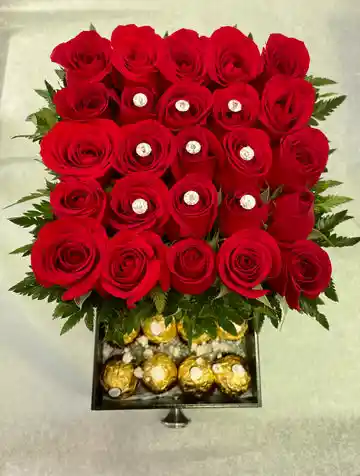 Caja Cuadrada De Rosas Con Ferrero