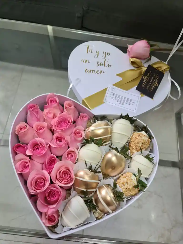 Caja De Lujo Corazón Grande Rosas Y Fresas Con Chocolate (programar)