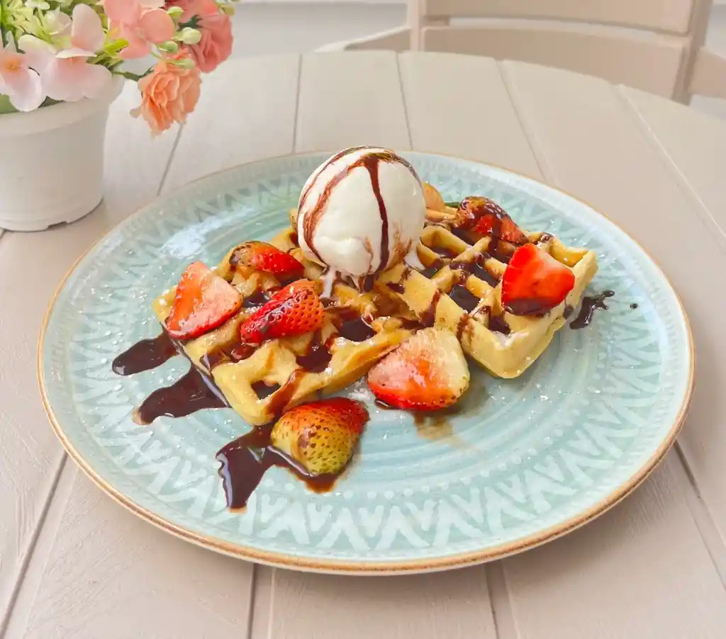 Waffles De Fresas Con Helado