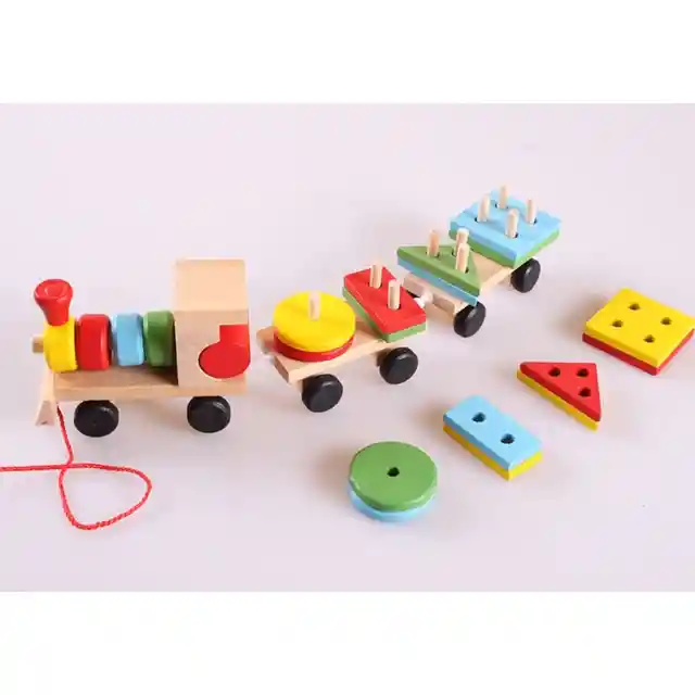 Tren Pequeño De Madera Con Formas Geométricas