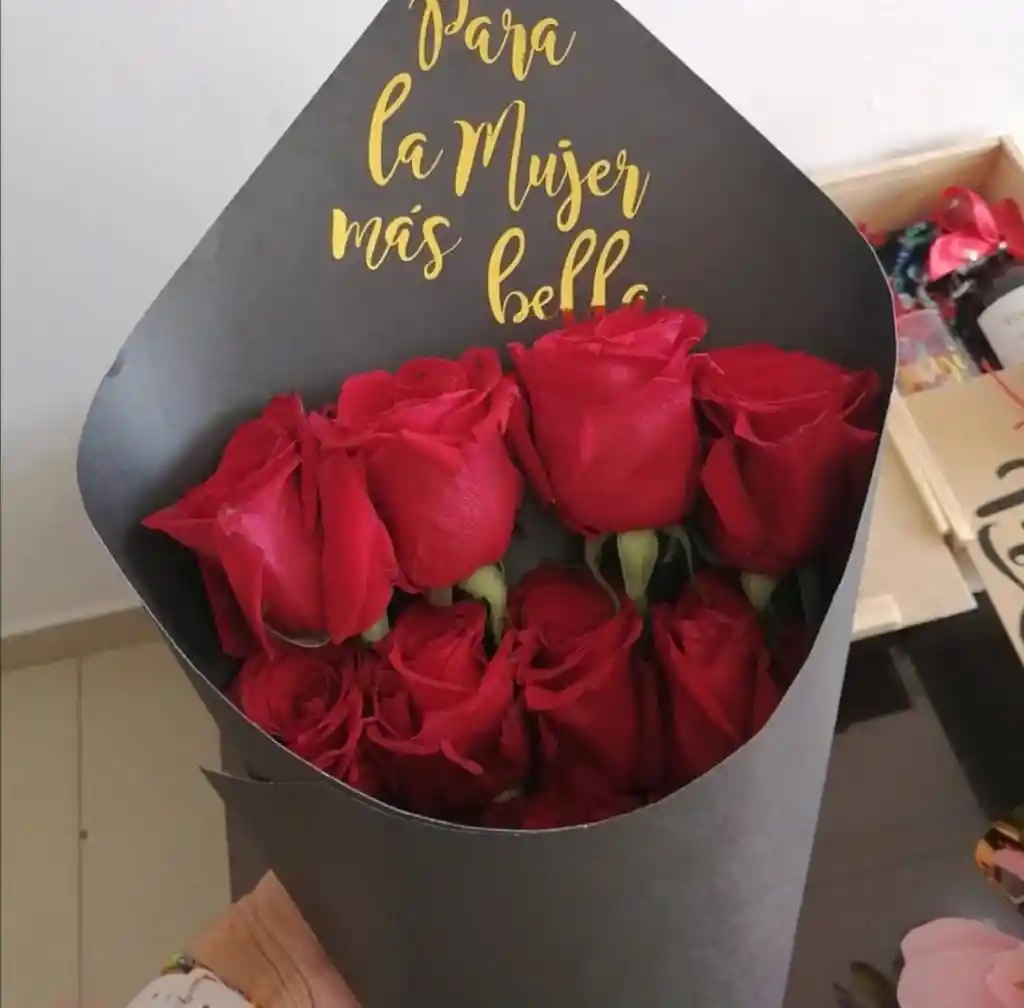 Rosas En Cartulina Con Mensaje En Vinilo