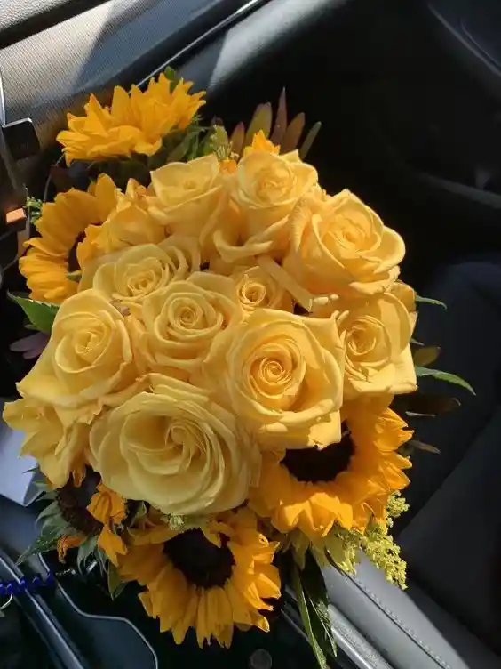 Bouquet De Rosas Y Girasoles