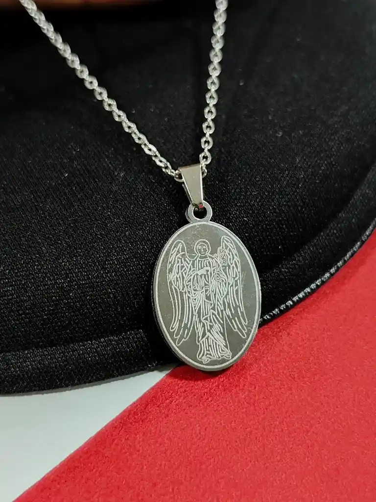 Collar Medalla Angel Gabriel + Estuche Gamushop.